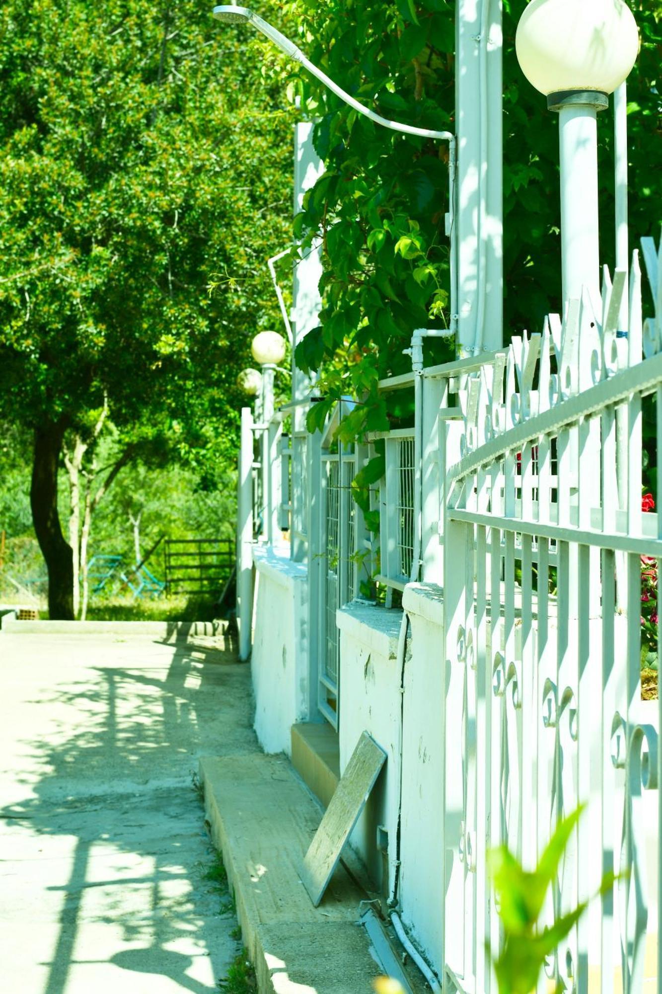 Garden Rooms Himare Buitenkant foto