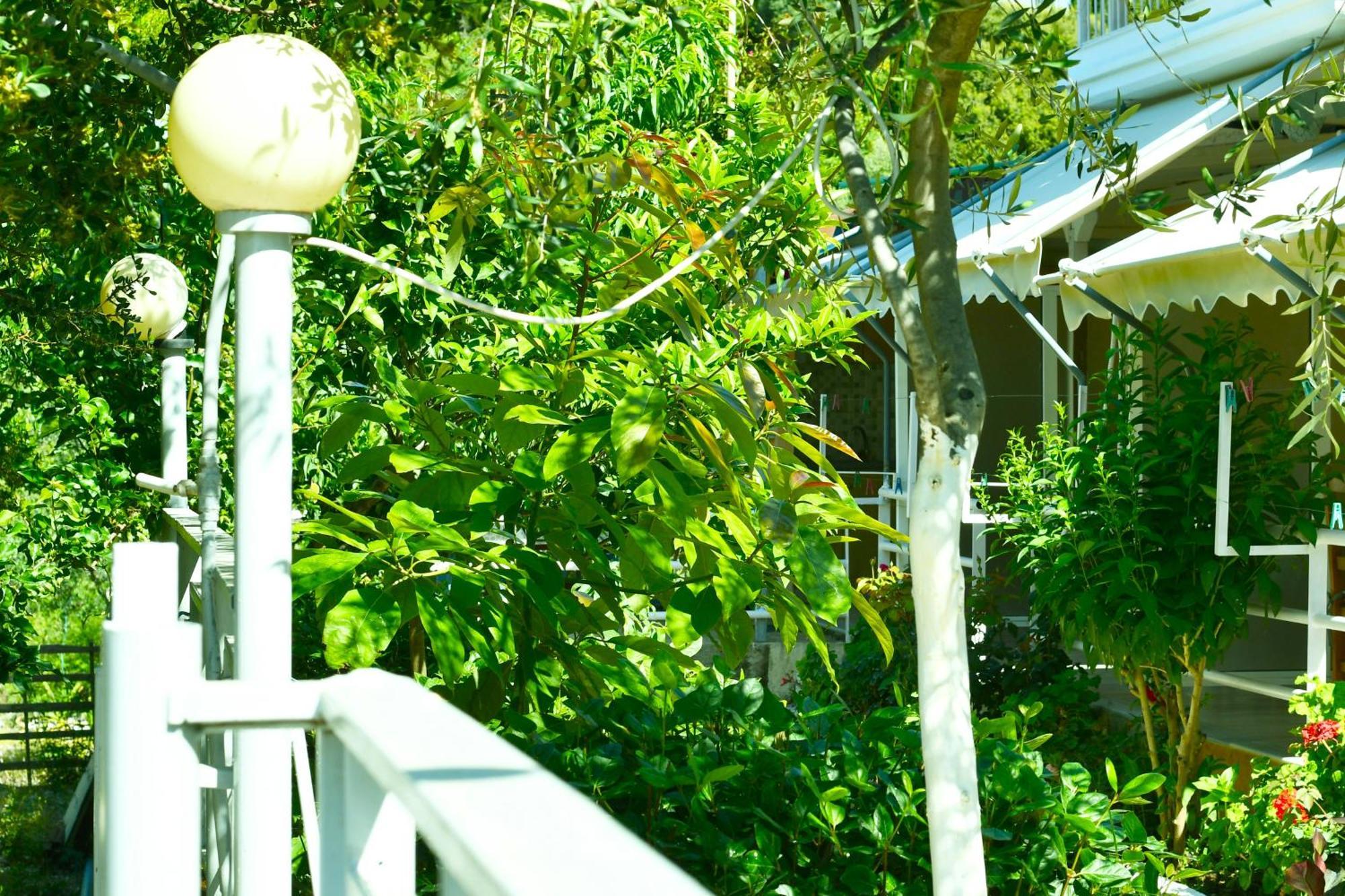 Garden Rooms Himare Buitenkant foto
